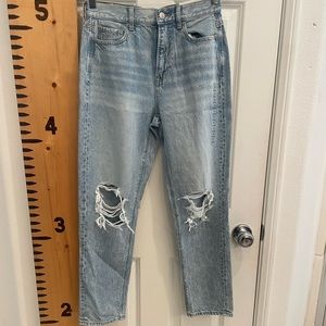 AE Ripped Mom Jean
with Comfort Stretch Waistband size4